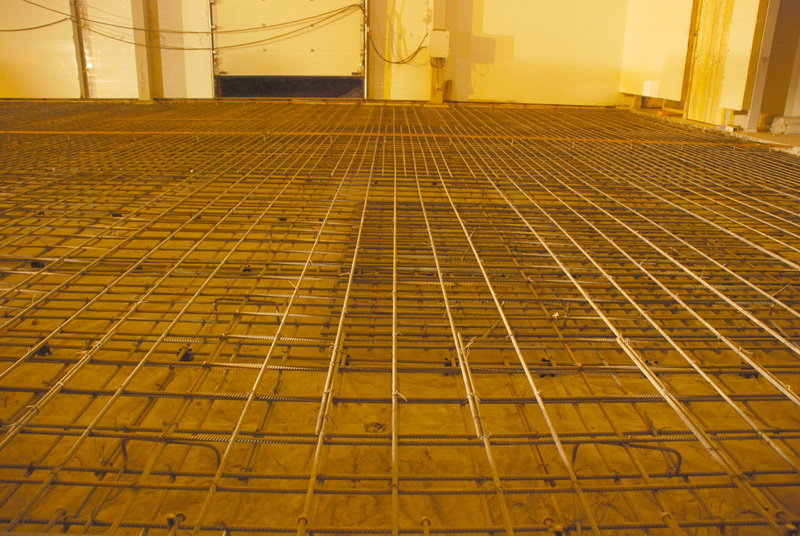 Устройство армированных бетонных полов с топпингом толщ до 200 мм с изготовлением арматурной сетки